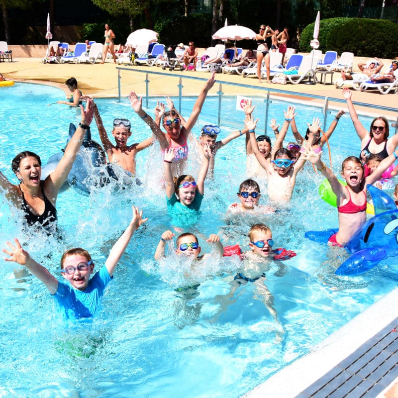 Animation aquatique pour enfants à la piscine du camping dans le Var.