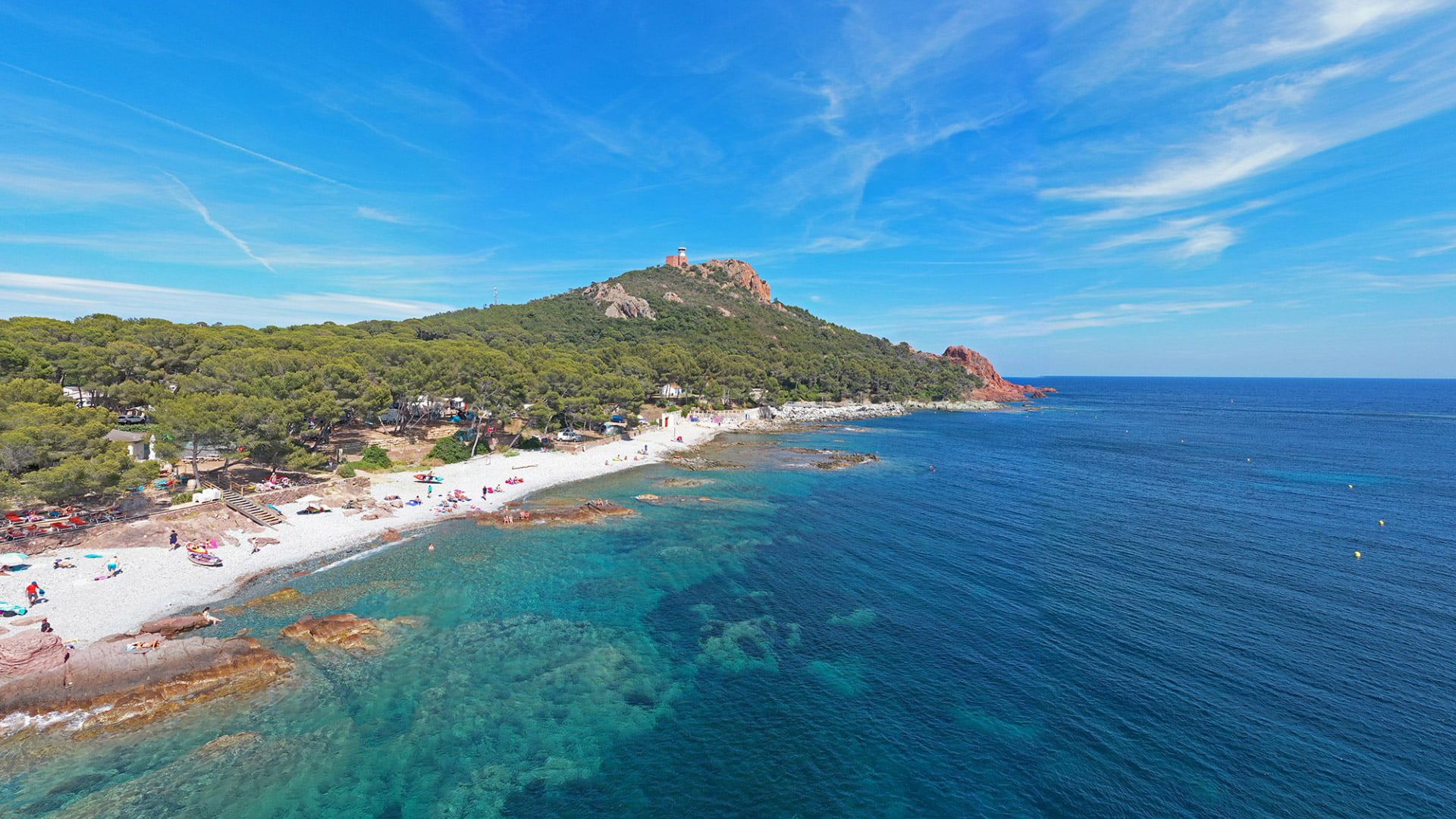 Vue aérienne sur le camping avec piscine en bord de mer dans le Var.