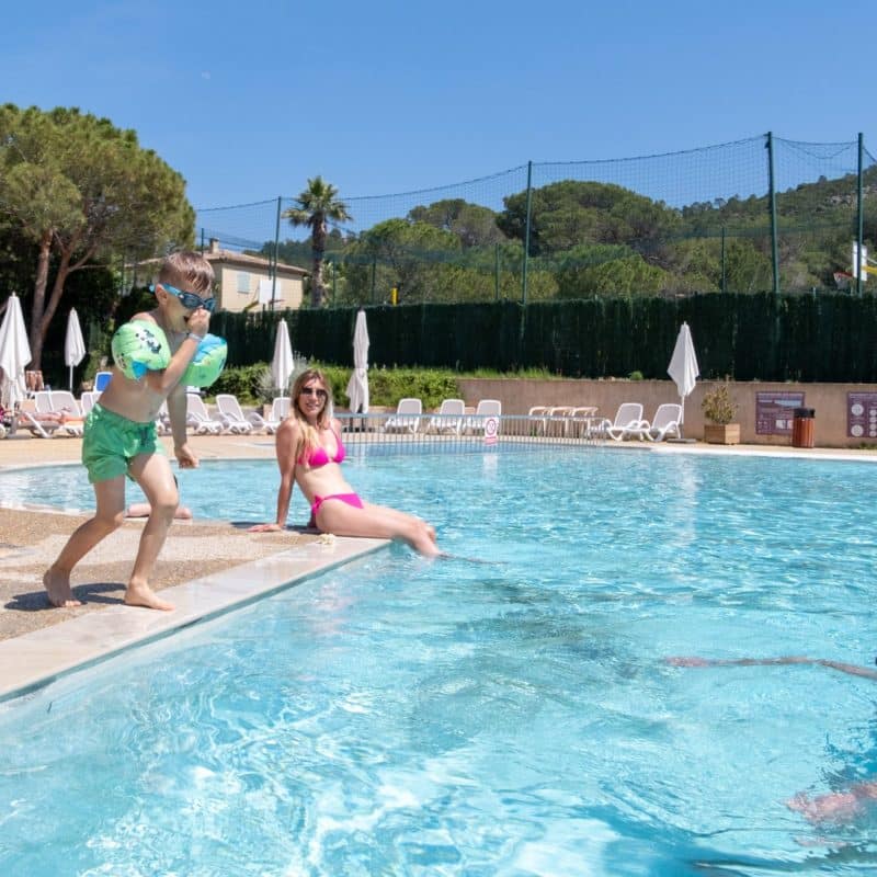 Détente au bord de la piscine du camping à Saint-Raphaël, dans le Var.