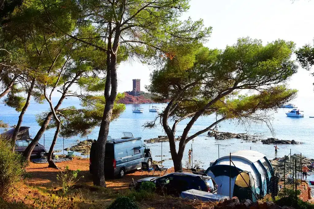 Location d'un emplacement de camping dans le massif rouge de l'Estérel, face à l'île d'Or, dans le Var
