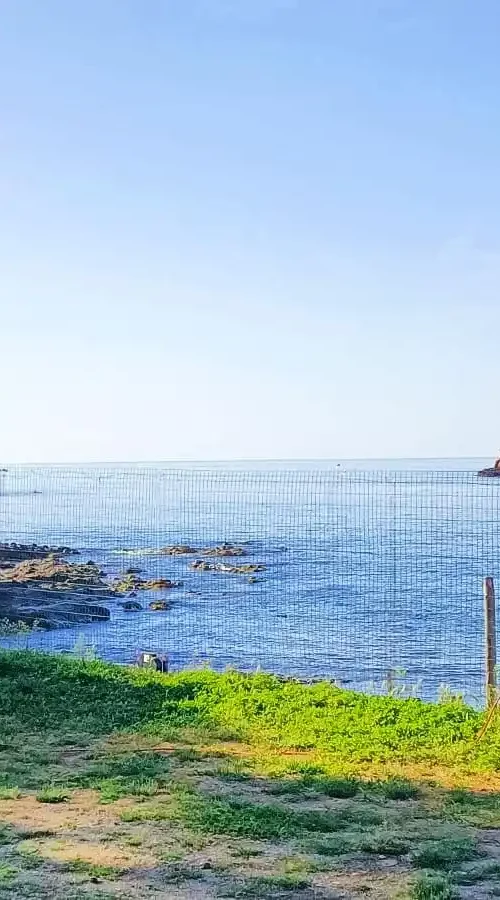 Location d'un emplacement caravaning dans le Var, au camping La Plage du Dramont.