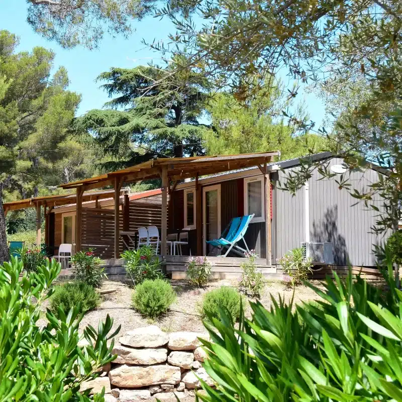 Mobil-home confortable à louer dans le Var au Camping La Plage du Dramont, en bord de mer Méditerranée.