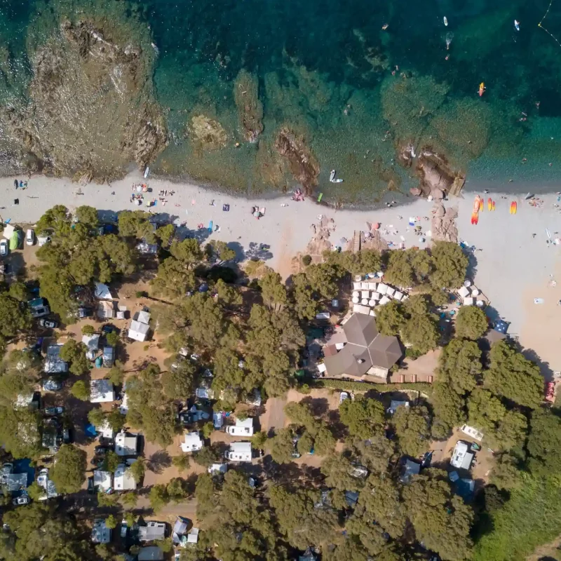 Vue du camping à Saint-Raphaël pas cher avec emplacements et mobil-homes près de la plage.