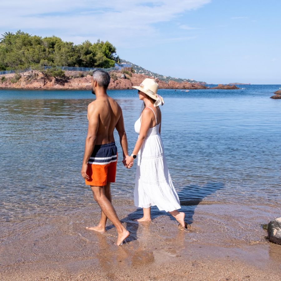 Balade romantique sur les plages de Saint-Raphaël dans le Var.