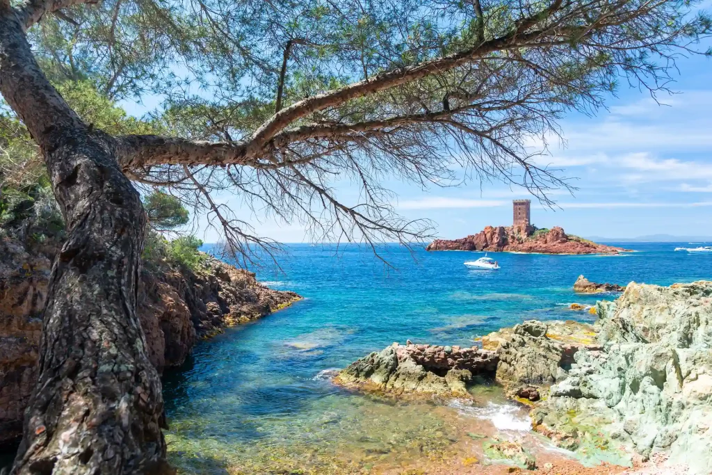 Vue sur le Cap du Dramont à Saint-Raphaël à deux pas du camping.