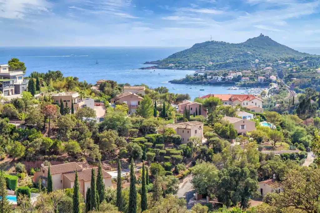 Vue sur le Massif de l'Esterel près du camping à Saint-Raphaël dans le Var.