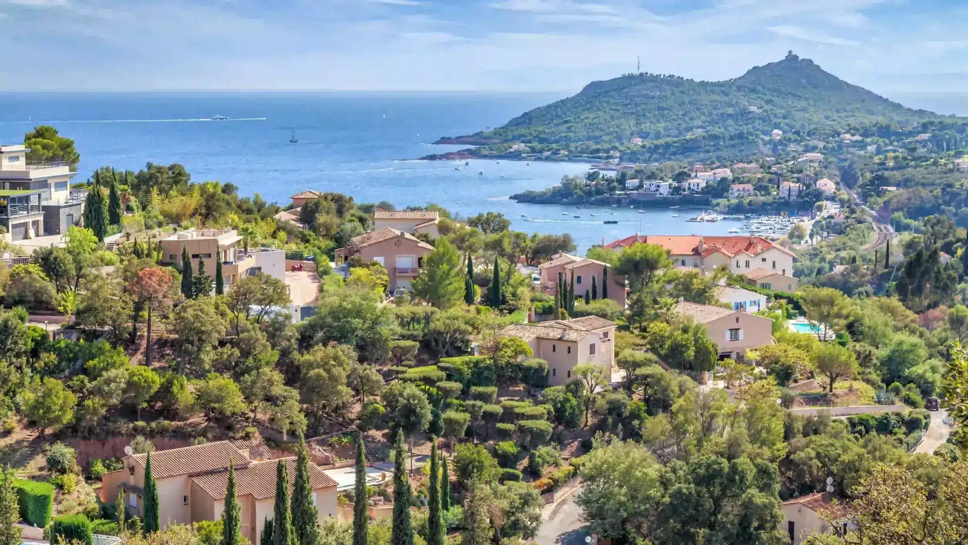 Vue sur le Massif de l'Esterel près du camping à Saint-Raphaël dans le Var.