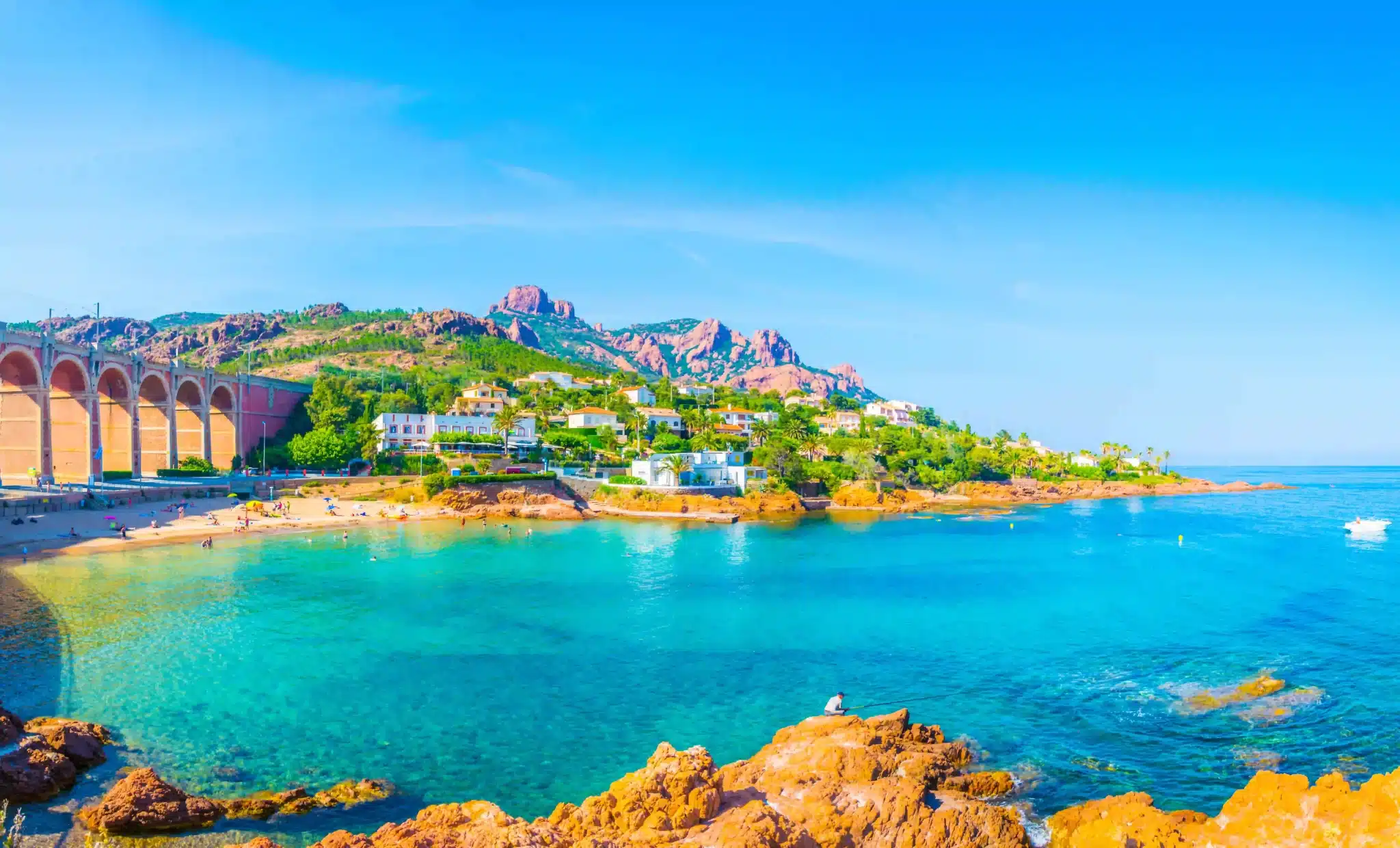 Vue sur les plages de Agay dans le Var près du camping à Saint-Raphaël.