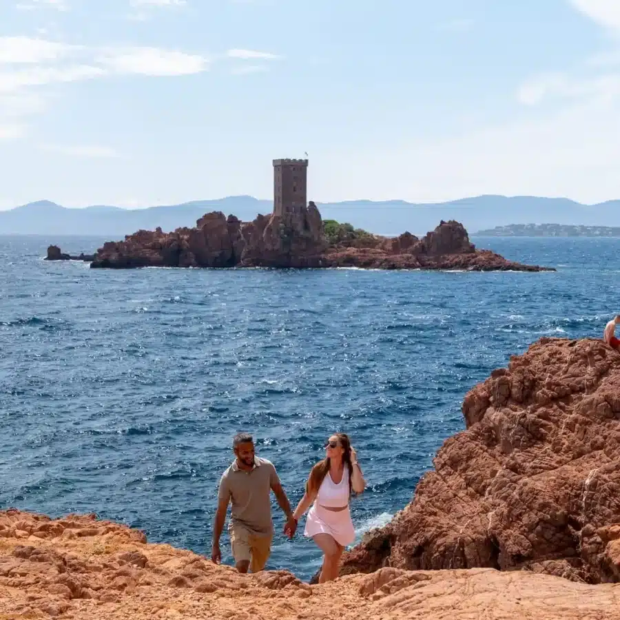 Randonnées romantique en couple sur le Massif de l'Esterel près du Camping La Plage du Dramont.