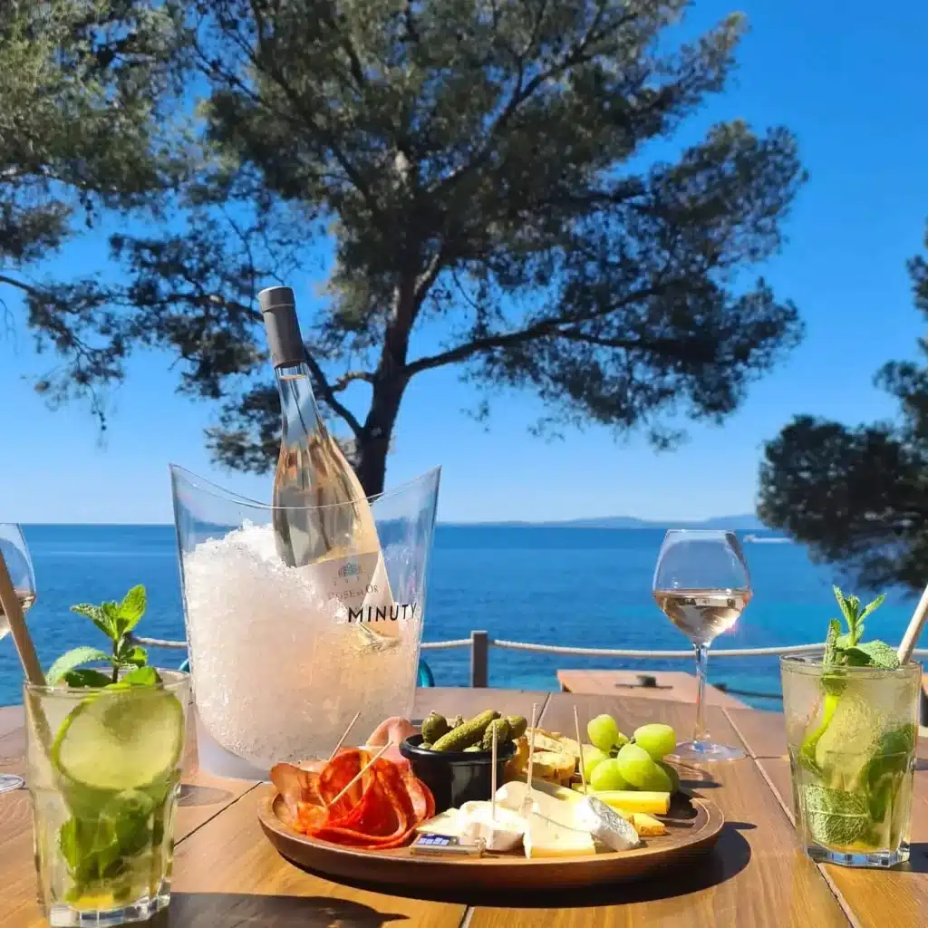 Restaurant en bord de mer à Saint-Raphaël au camping La Plage du Dramont dans le Var.