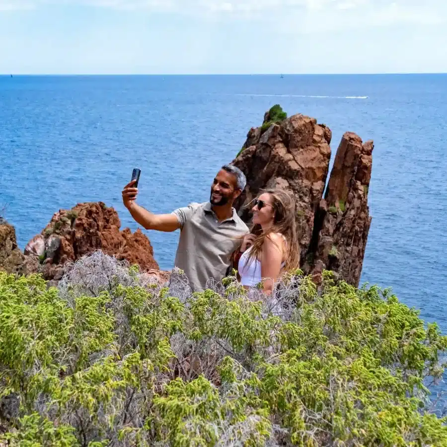 Sortie couple pour une balade romantique sur le Massif de l'Esterel dans le Var.