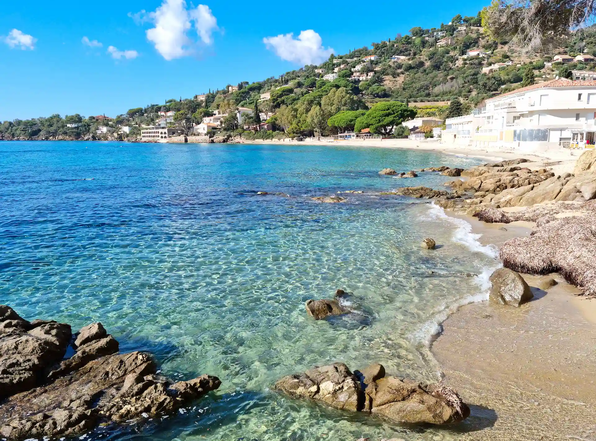 Vivez des vacances uniques en camping en bord de mer, près des plus belles plages de l'Estérel