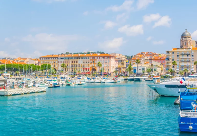 Découverte de la ville de Saint-Raphaël près du Camping La Plage du Dramont dans le Var.