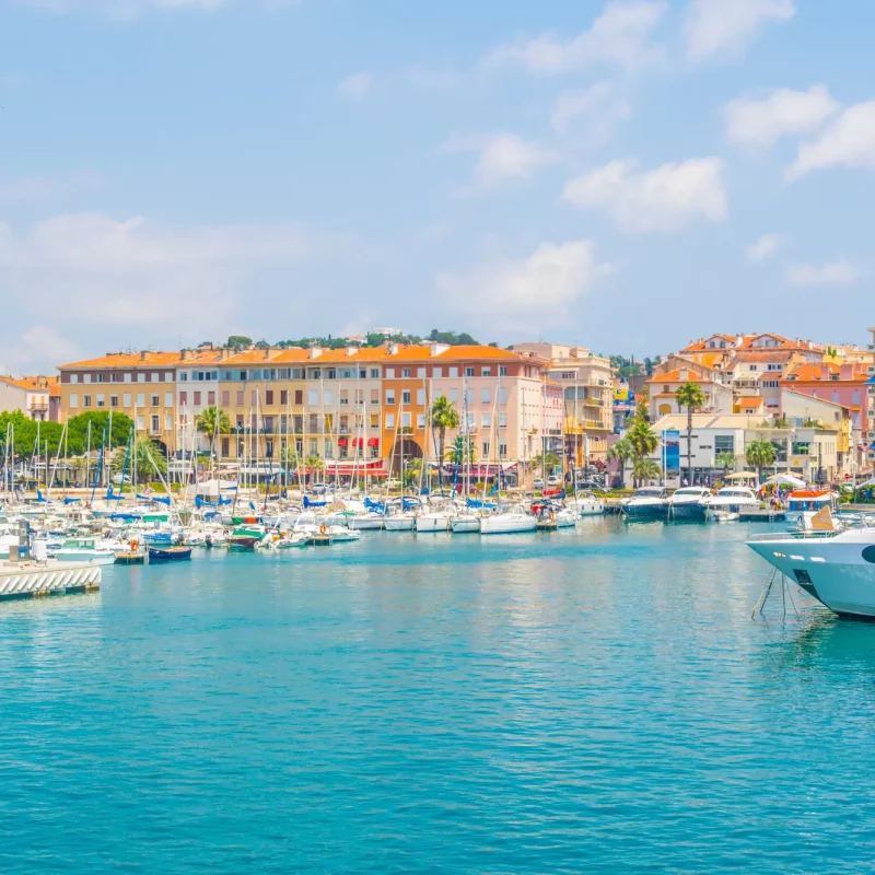 Découverte de la ville de Saint-Raphaël près du Camping La Plage du Dramont dans le Var.