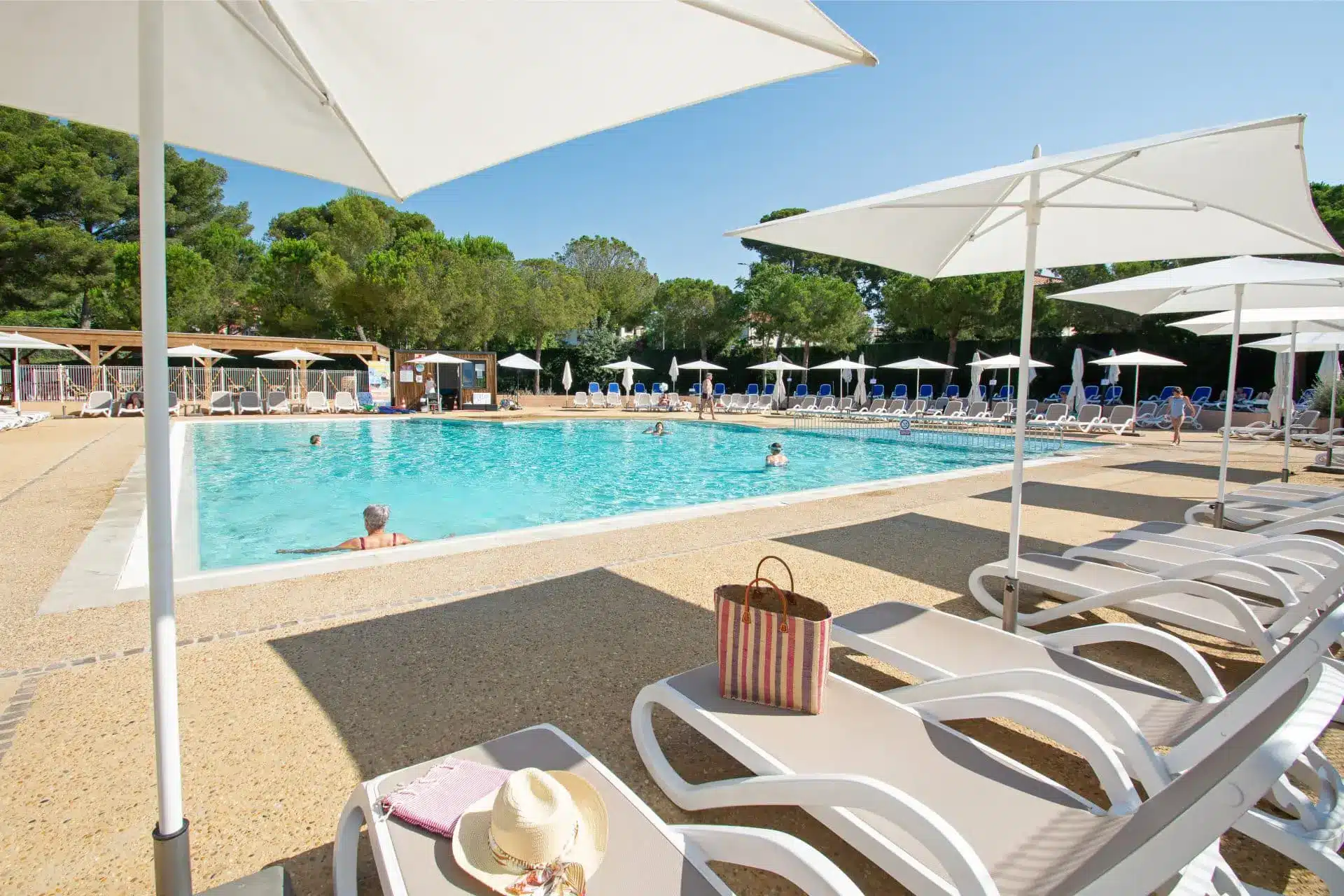Plongez dans la piscine chauffée du Camping La Plage du Dramont, au coeur de l'Estérel