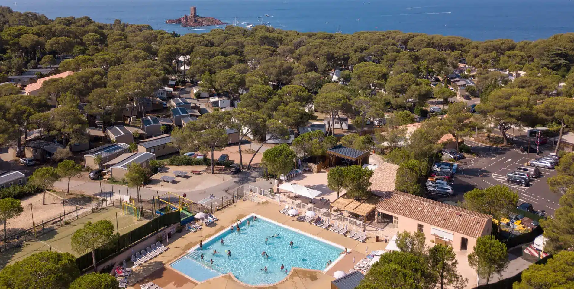 Plongez dans l'évasion en camping entre le Massif de l'Estérel et les plages de Méditerranée