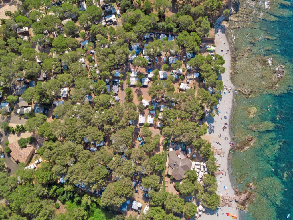 vue aérienne du camping La Plage du Dramont, en bord de mer, dans le Massif de l'Estérel (Var)