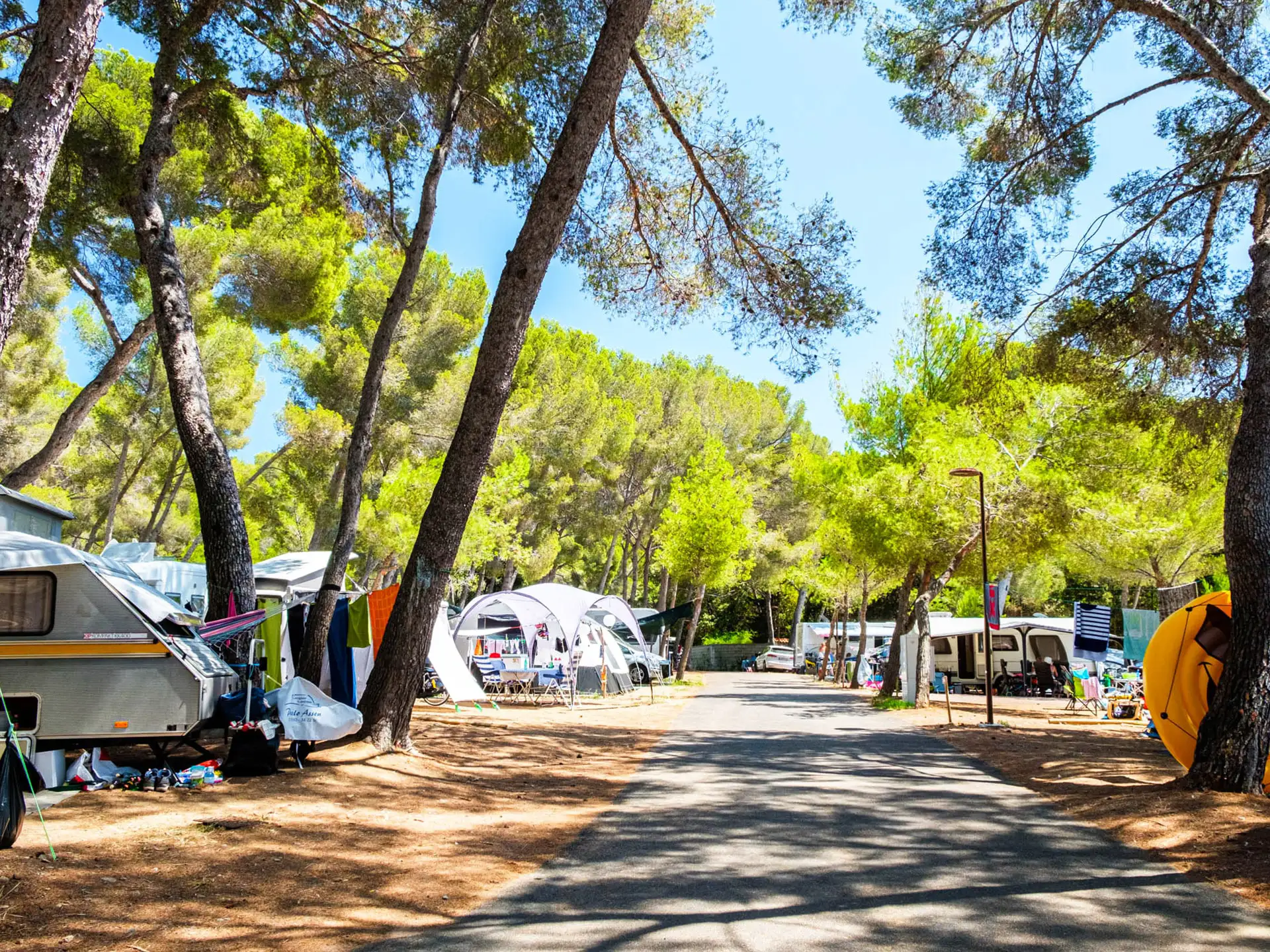 Emplacement de camping 4 étoiles en bord de mer, dans le Sud de la France