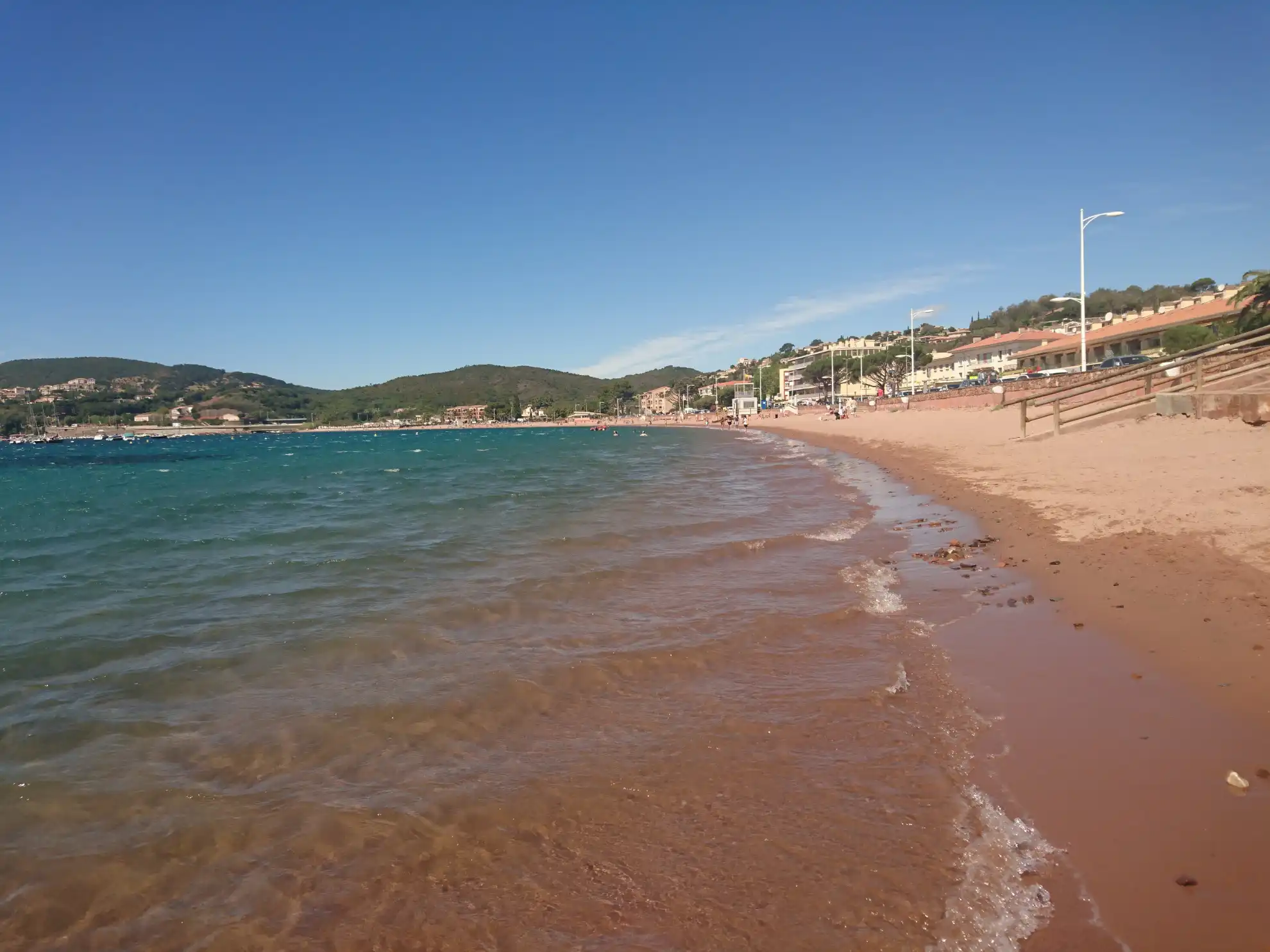 Depuis le camping, découvrez la plage d'Agay, longue d'1 kilomètre.